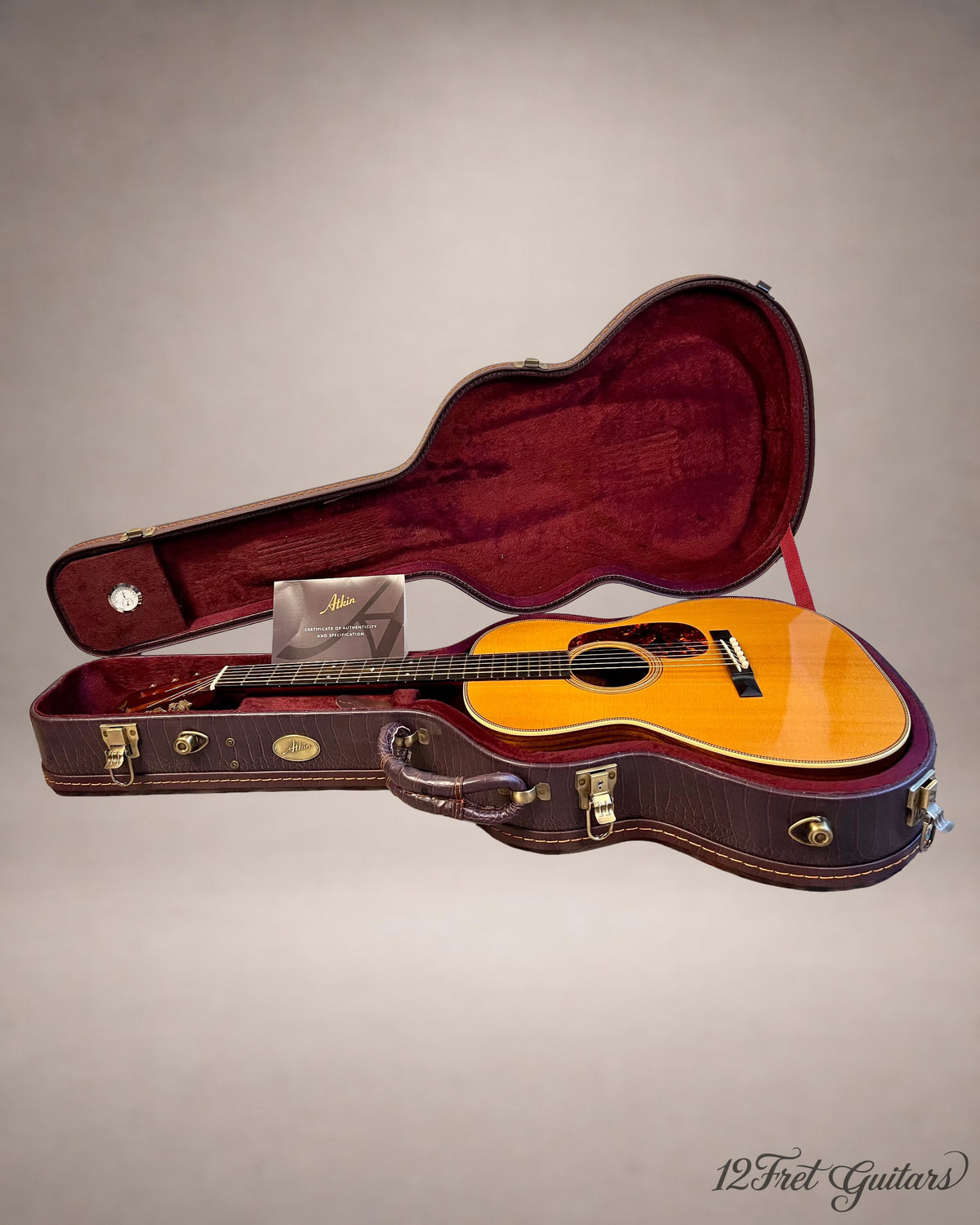 Atkin 0037S (2019) im geöffneten Atkin-Gitarrenkoffer mit weinrotem Innenfutter