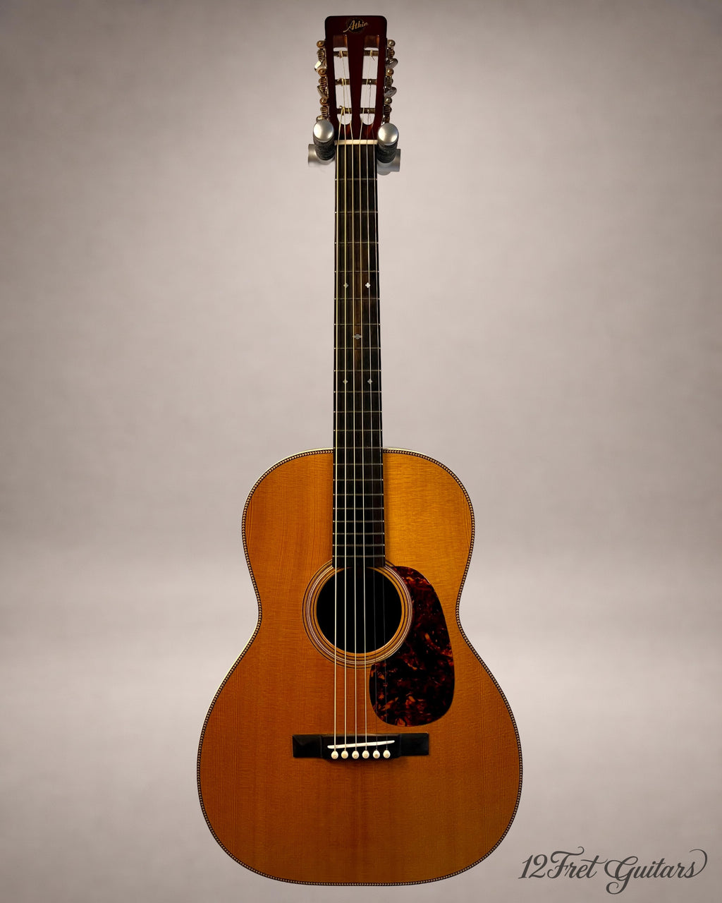 Atkin 0037S (2019), Gesamtansicht der 12-Bund-Akustikgitarre von vorn mit geschlitzter Kopfplatte