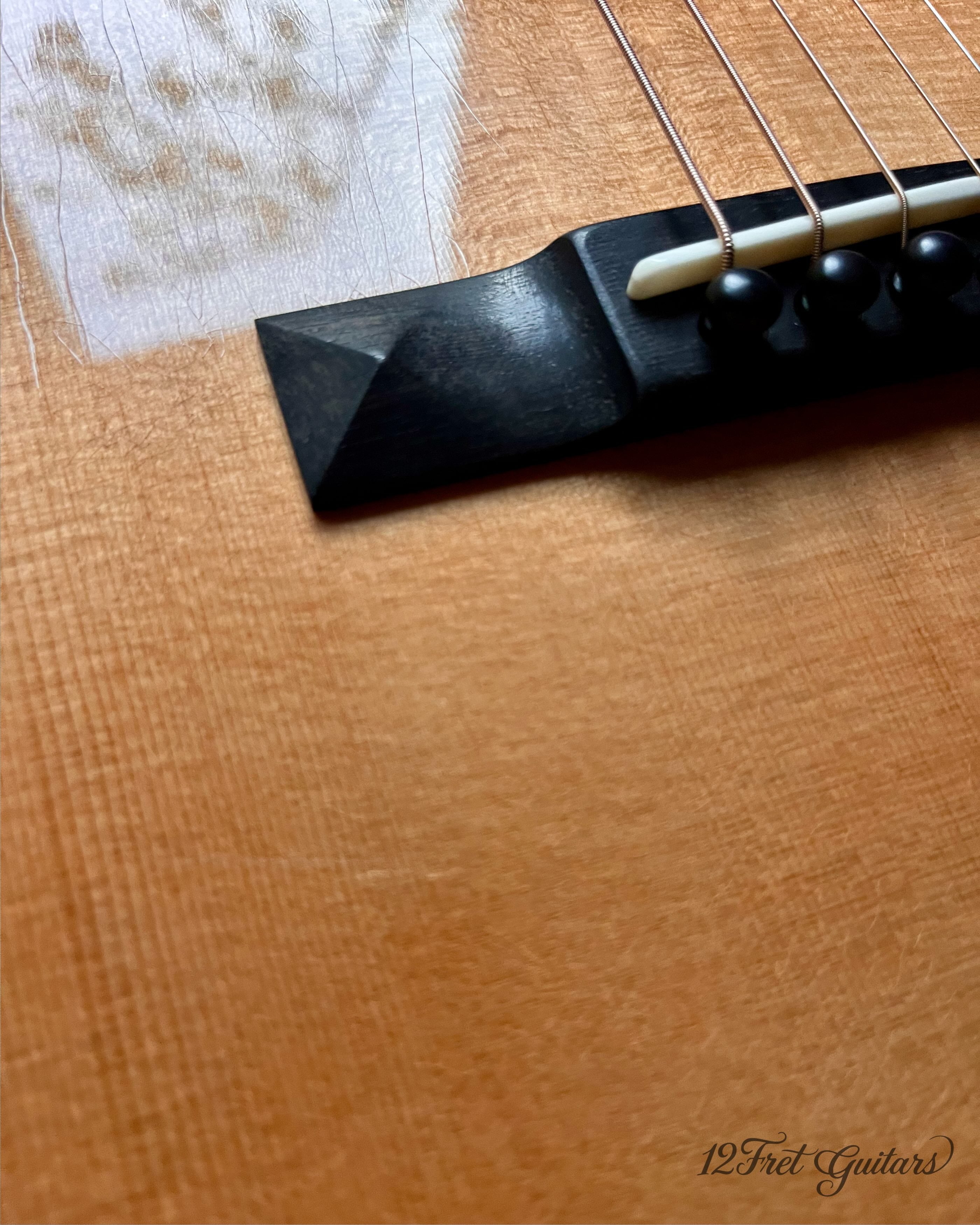 Atkin Essential Parlour – Ebenholz Oberfläche