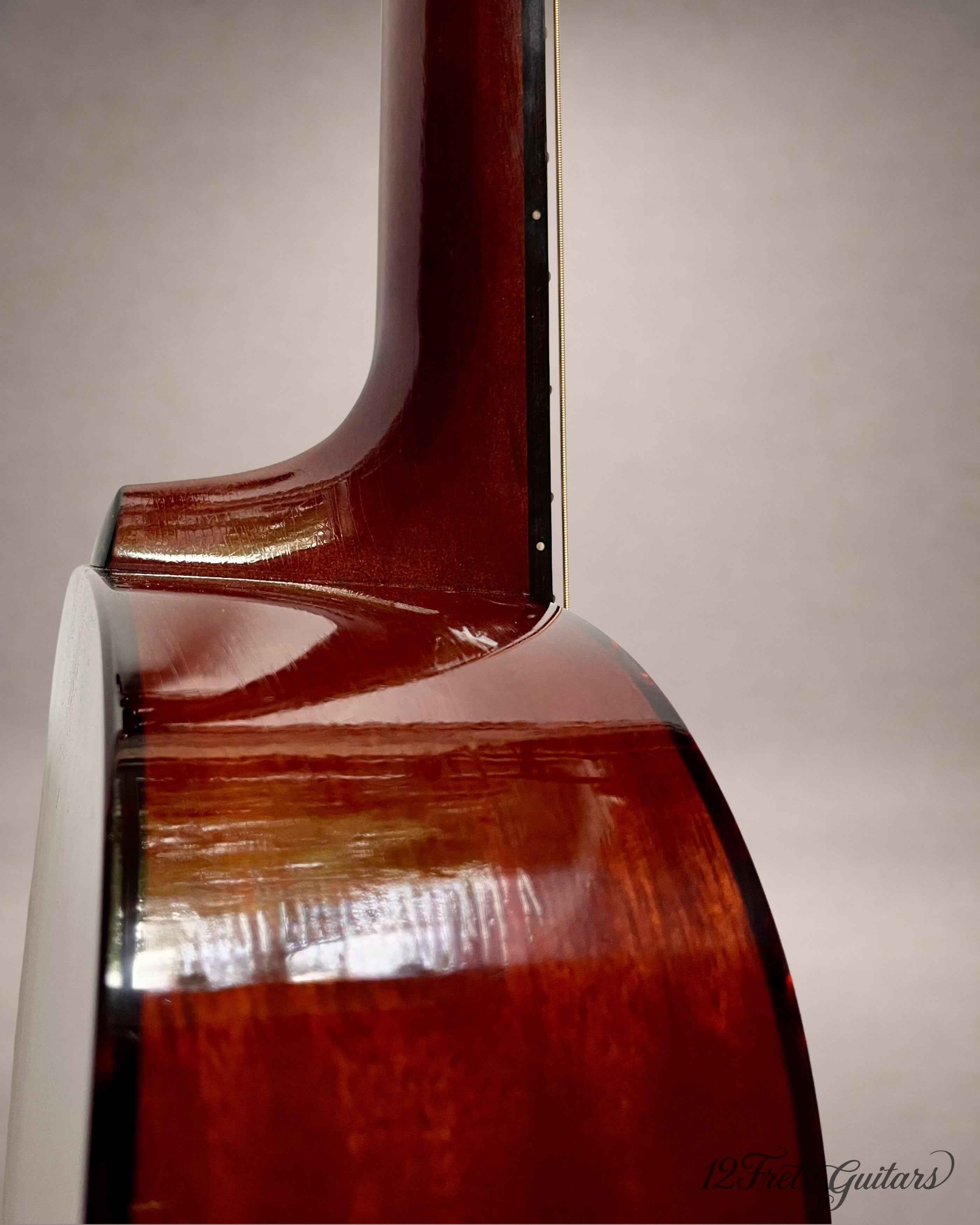 Atkin Essential Parlour – Halsfuß Detail