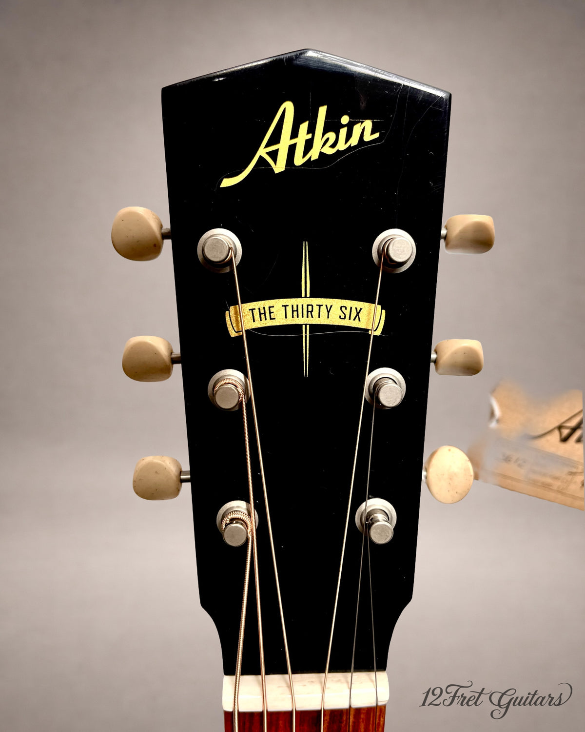 Kopfplatte der Atkin L36 mit Logo und Schriftzug „The Thirty Six"