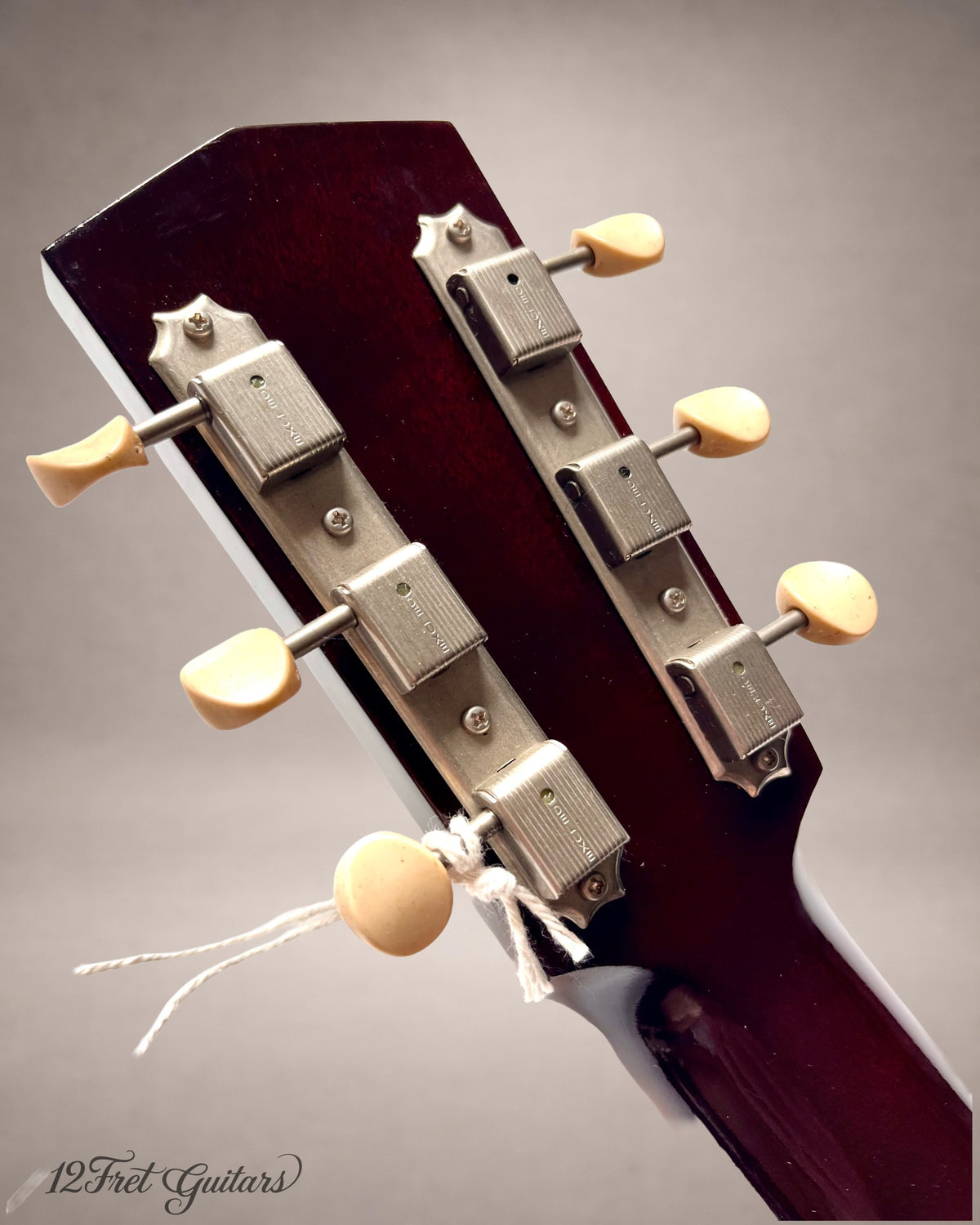 Mechaniken an der Kopfplatte der Atkin L36 von hinten