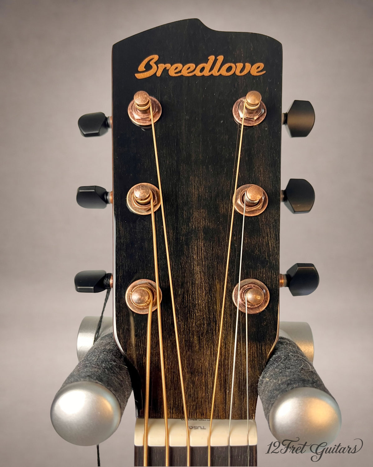 Kopfplatte der Breedlove Pursuit Exotic S Concertina mit Logo