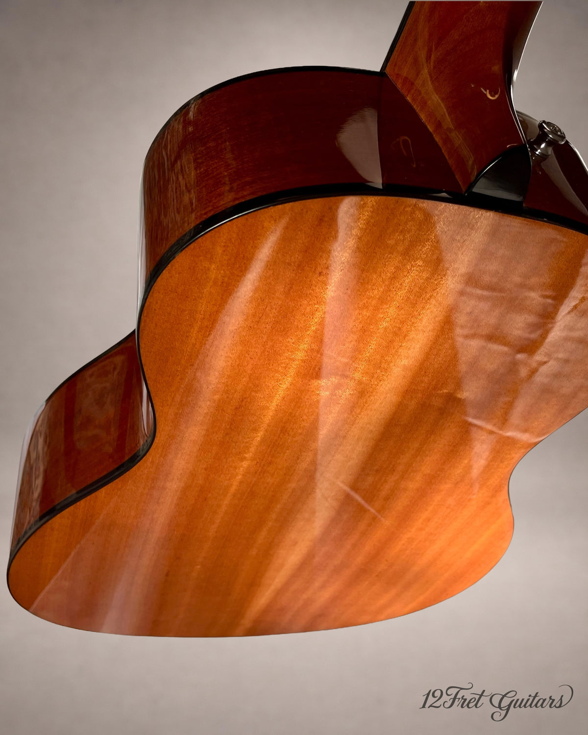 Fender Sonoran Mini 3/4 – schräge Rückansicht mit Boden, Zarge und Halsfuß