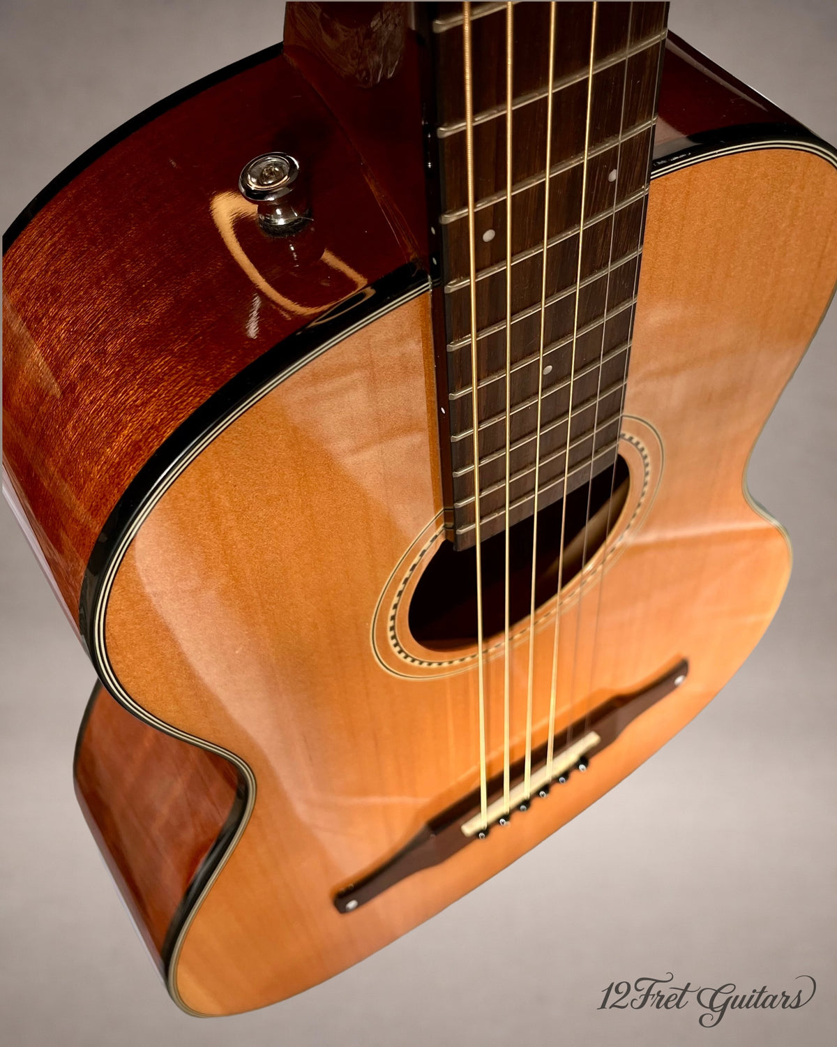 Fender Sonoran Mini 3/4 – schräge Vorderansicht mit Decke, Zarge und Griffbrett