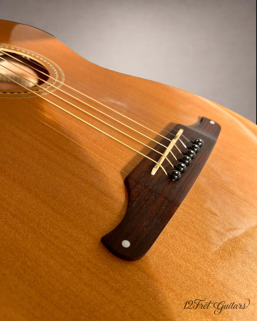 Fender Sonoran Mini 3/4 – Steg mit Stegeinlage und sechs schwarzen Saitenpins