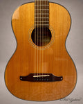 Fender Sonoran Mini 3/4 – Korpusvorderseite mit naturfarbener Decke und Schachbrettrosette