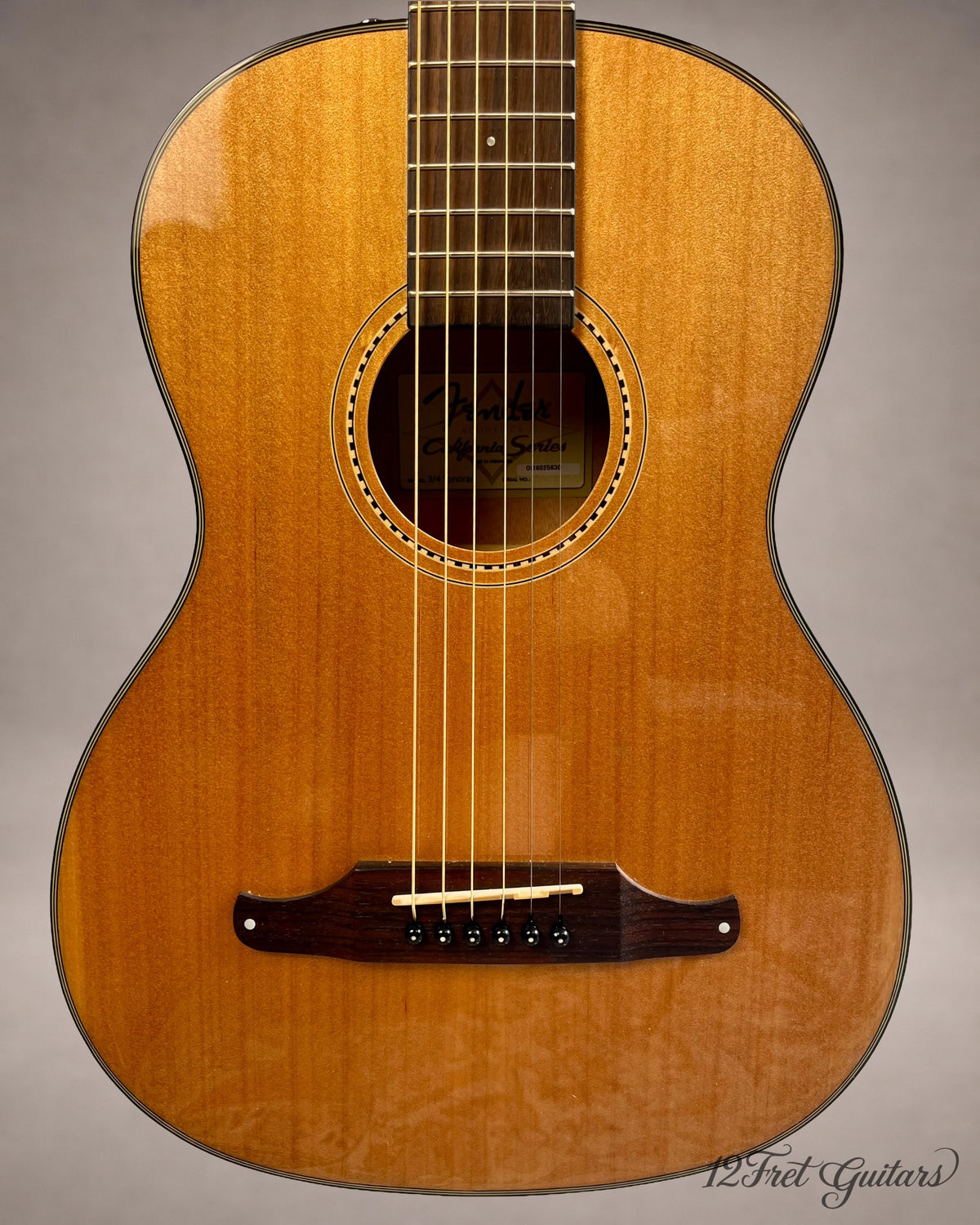 Fender Sonoran Mini 3/4 – Korpusvorderseite mit naturfarbener Decke und Schachbrettrosette