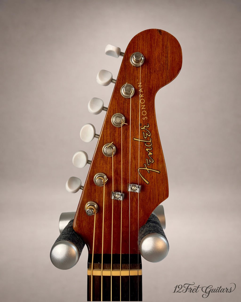 Fender Sonoran Mini 3/4 – Kopfplatte im Stratocaster-Stil mit Fender-Sonoran-Schriftzug