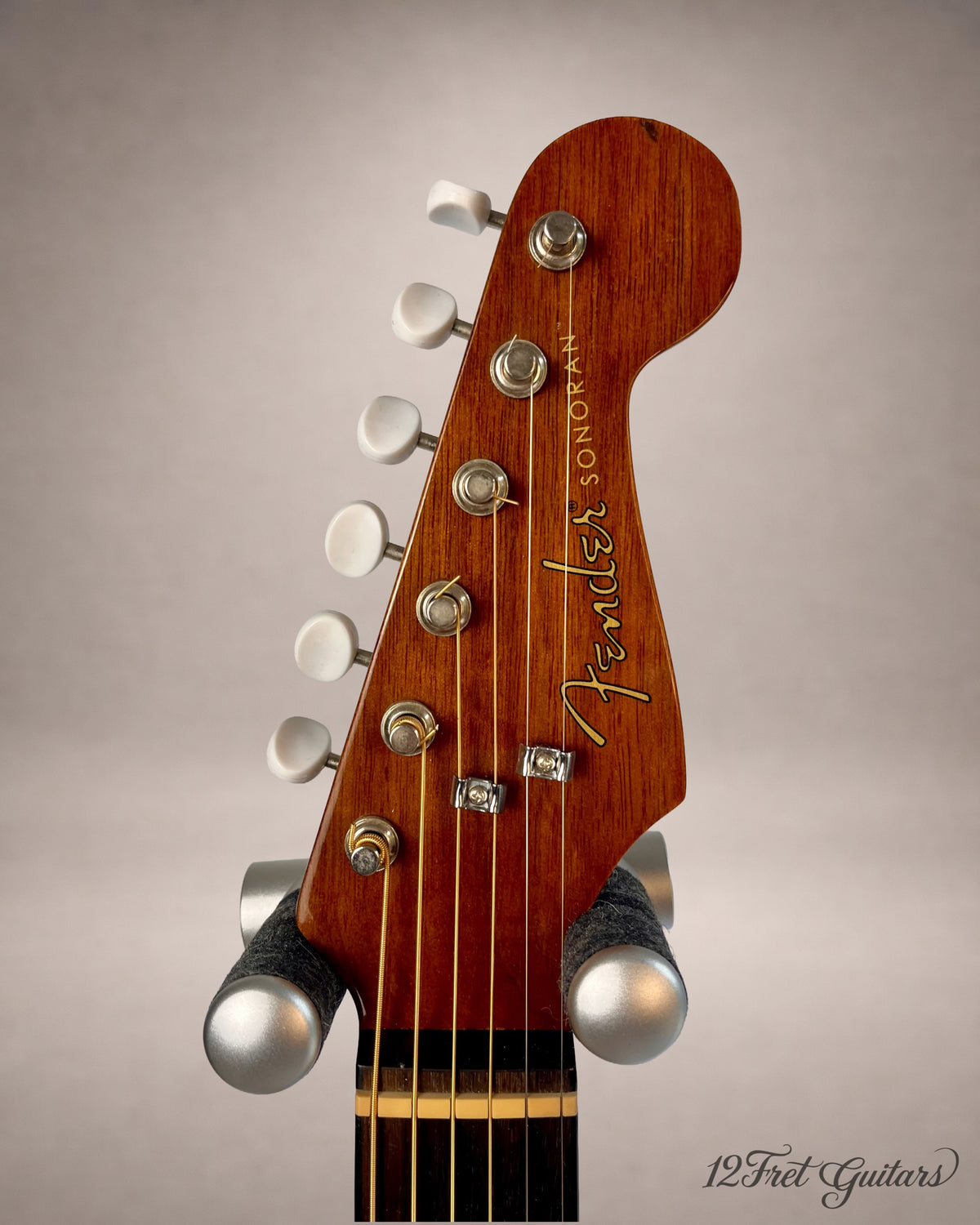 Fender Sonoran Mini 3/4 – Kopfplatte im Stratocaster-Stil mit Fender-Sonoran-Schriftzug