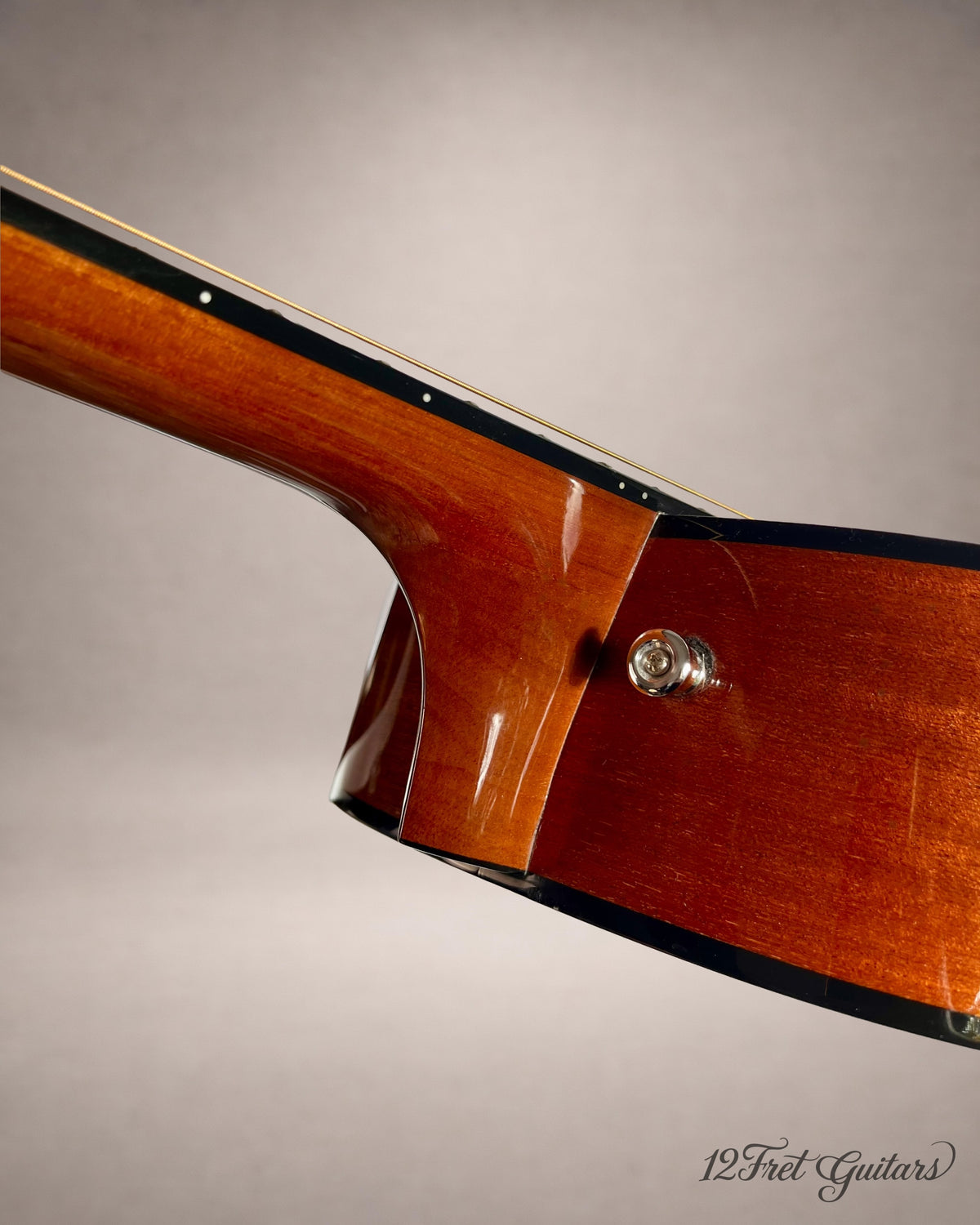 Fender Sonoran Mini 3/4 – seitlicher Hals-Korpus-Übergang mit Gurtpin