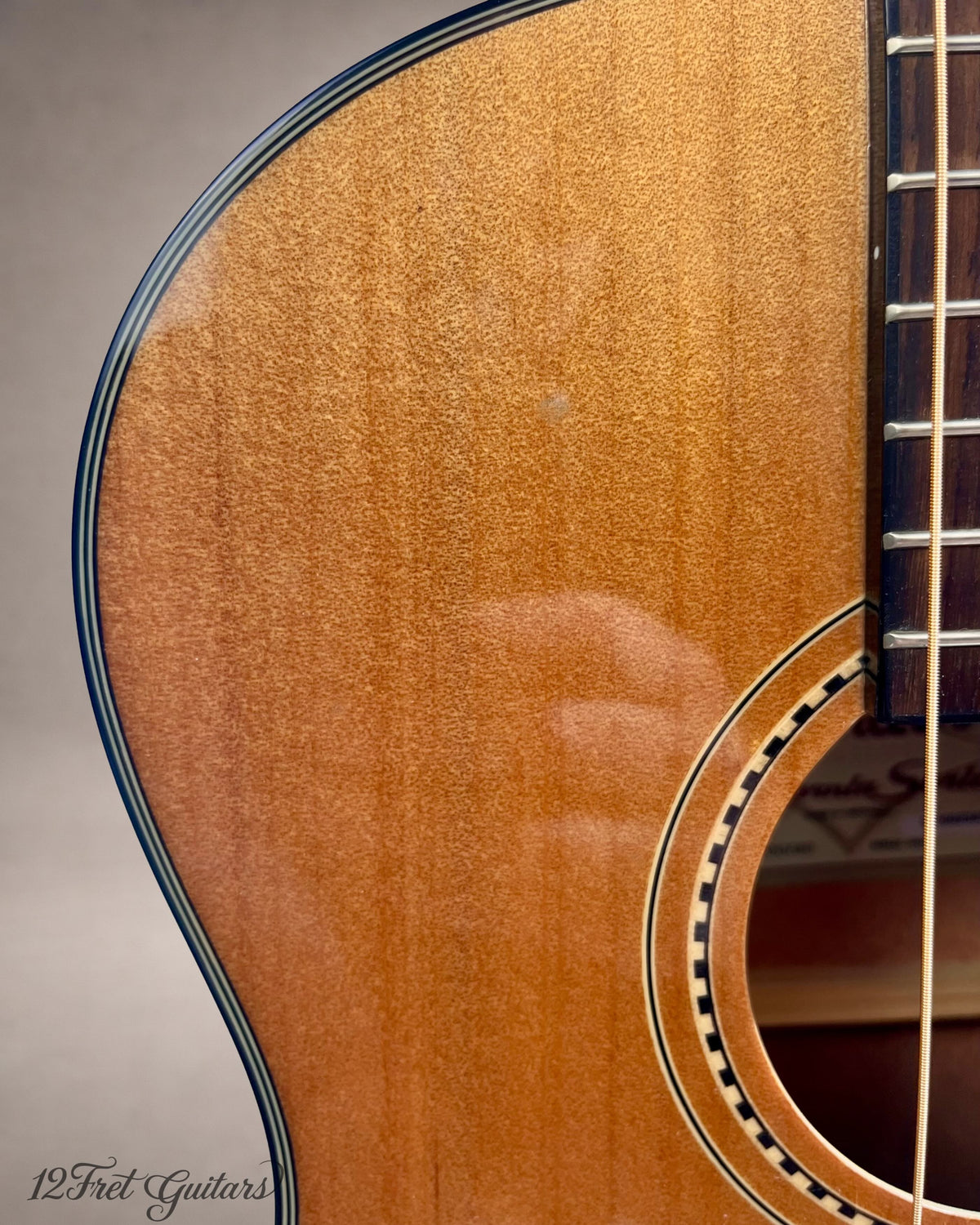 Fender Sonoran Mini 3/4 – Detail der Decke mit Schallloch und Schachbrettrosette