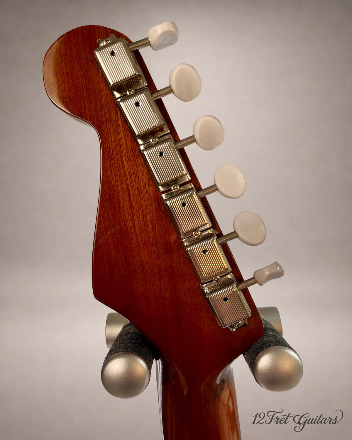 Fender Sonoran Mini 3/4 – Rückseite der Kopfplatte mit sechs Mechaniken und weißen Flügeln