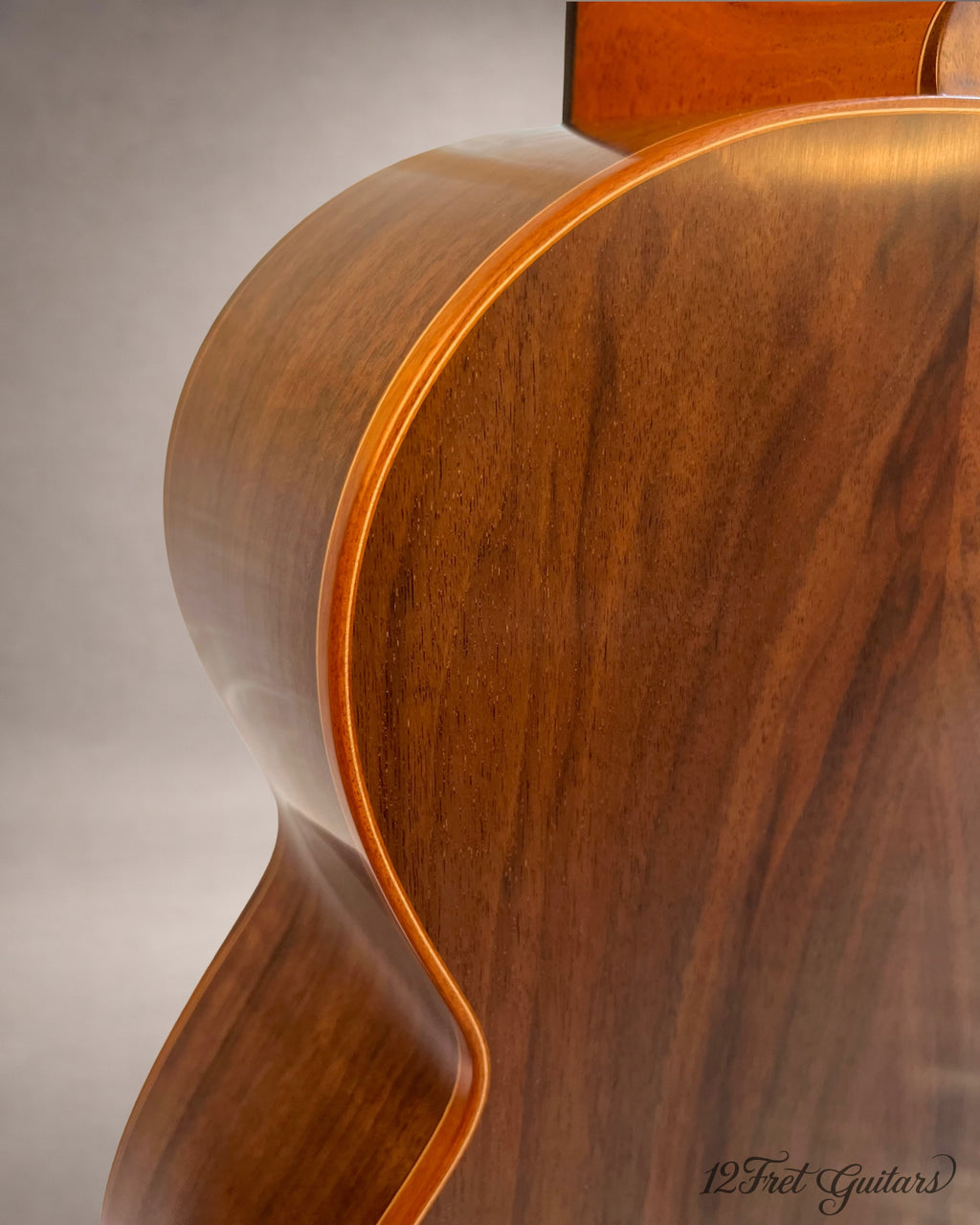 Zarge und Bodeneinfassung der McIlroy TF28 im Hals-Detail