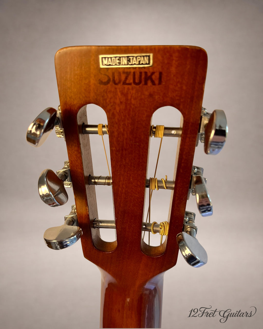Suzuki WE-120SB (1984), Kopfplattenrückseite mit Stimmmechaniken und Made-in-Japan-Aufschrift