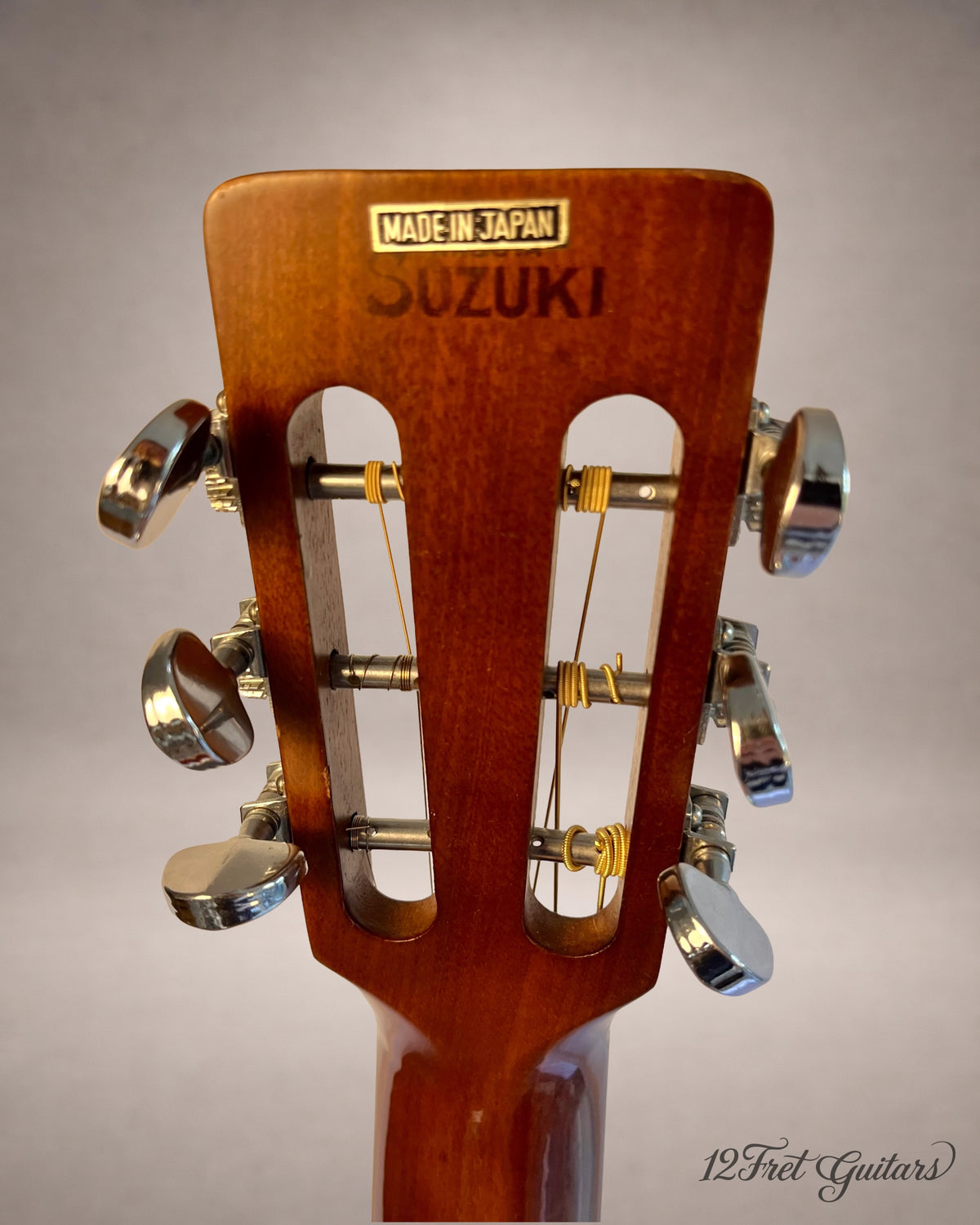 Suzuki WE-120SB (1984), Kopfplattenrückseite mit Stimmmechaniken und Made-in-Japan-Aufschrift